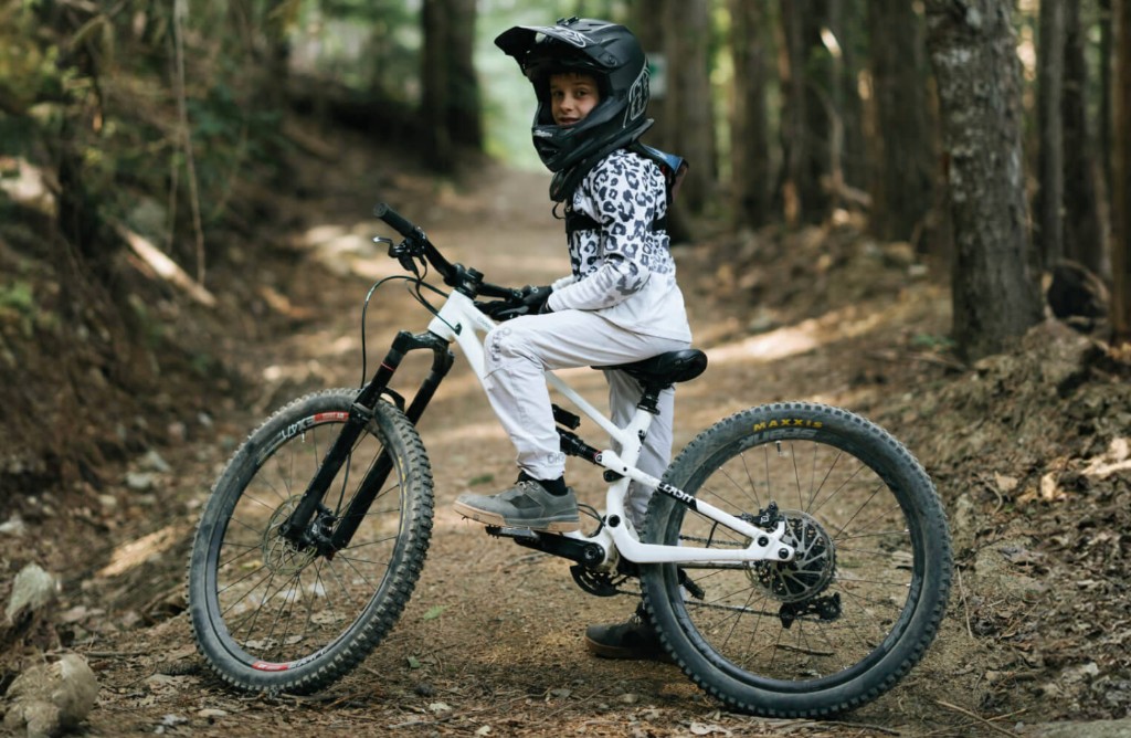 Copil pe MTB full-suspension pe potecă